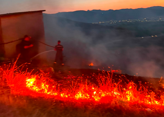 6 vatra zjarri ende aktive, vijon beteja me flakët