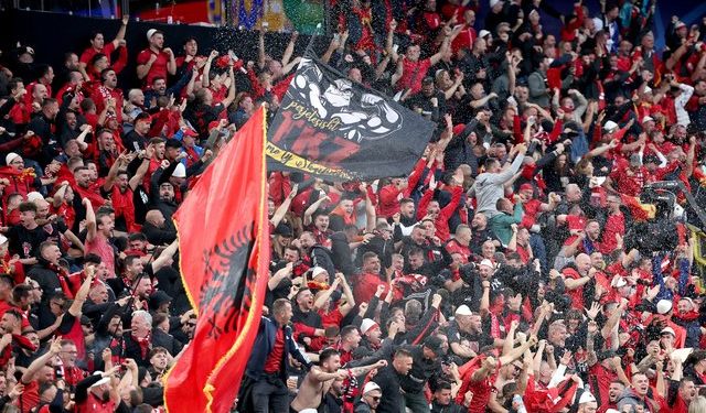 Shqiptarët mbushin San Marinon, pritet spektakël kuqezi në tribuna
