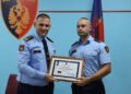 Hita promovon efektivin e policisë që shpëtoi 24-vjeçaren e marrë peng në Roskovec, Mariglen Koroveshaj merr gradën Kryekomisar