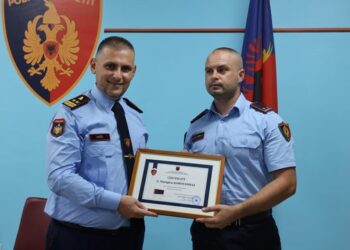 Hita promovon efektivin e policisë që shpëtoi 24-vjeçaren e marrë peng në Roskovec, Mariglen Koroveshaj merr gradën Kryekomisar
