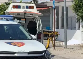 E rëndë/ 59-vjeçari plagos me drapër ish-vjehrrin