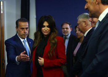 Ambasadorja amerikane trazon Greqinë, opozita i kërkon llogari Mitsotakis mbi deklaratën e saj “mund të rrëzojmë çdo qeveri që duam”