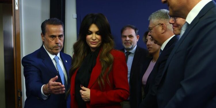 Ambasadorja amerikane trazon Greqinë, opozita i kërkon llogari Mitsotakis mbi deklaratën e saj “mund të rrëzojmë çdo qeveri që duam”