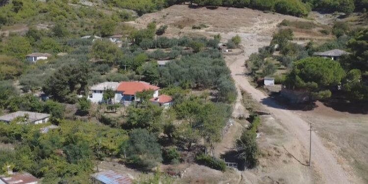 Drama e fshatrave në Mallakastër, për dekada të harruar mes kodrave për 10 km rrugë