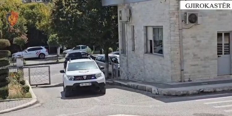 U kapën me mallra kontrabandë, dy të arrestuar në Gjirokastër (Emrat)