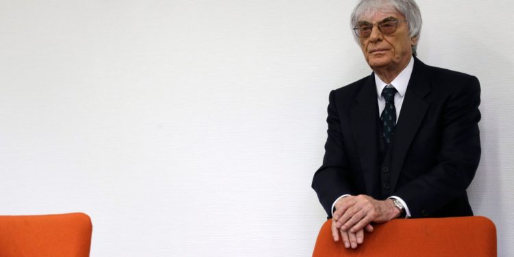 Ish-shefi i Formula 1, Bernie Ecclestone, arrestohet për armëmbajtje pa leje në një avion privat