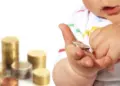 Të rrisësh një foshnje në Shqipëri kushton sa 66% e pagës vjetore, barra e dytë më e lartë në Europë
