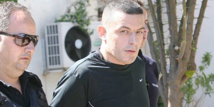 Nuk u kthye në burg pas përfundimit të lejes së posaçme, Alket Rizai shpallet në kërkim. Para arratisjes u përfshi edhe në një sherr me armë zjarri
