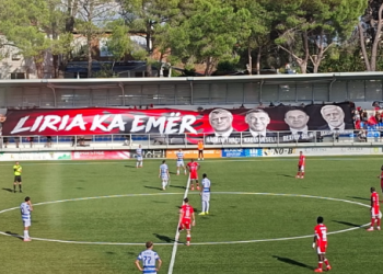 FOTO/ E veçantë në Superiore, tifozët e Vorës hapin mesazhin emocionues para sfidës me Skënderbeun – Balkanweb.com – News24