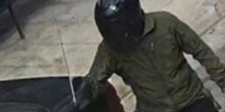 Me dy pistoleta në duar, del foto e autorit të vrasjes në Sarandë
