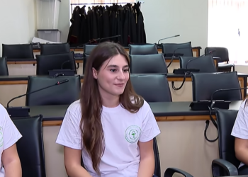 Historia e pazakontë/ Tre motra trinjake nuk ndahen as në universitet, zgjedhin të studiojnë farmacinë (VIDEO)
