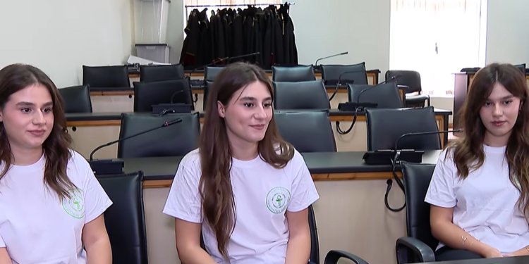 Historia e pazakontë/ Tre motra trinjake nuk ndahen as në universitet, zgjedhin të studiojnë farmacinë (VIDEO)