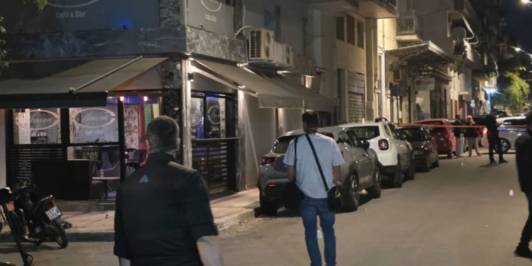 Breshëri plumbash ndaj lokalit të shqiptarit në Athinë, plagoset vajza e tij 10-vjeçare! 4 autorët djegin makinën pas sulmit