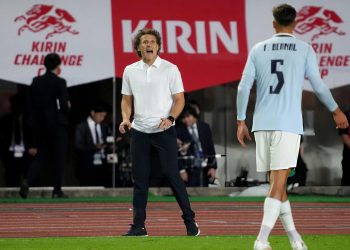Miqësore/ Ndeshje për t’u harruar, Diego Forlan debuton me humbje në stolin e Uruguai-t
