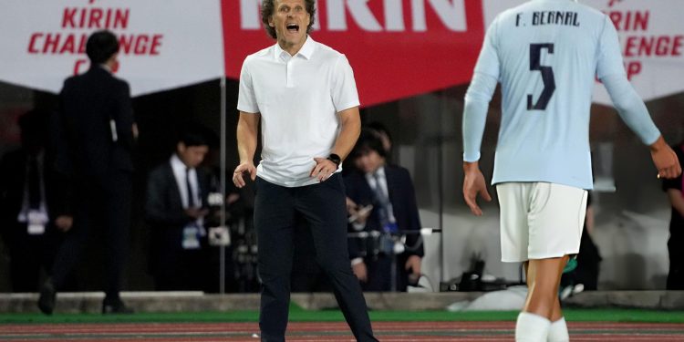 Miqësore/ Ndeshje për t’u harruar, Diego Forlan debuton me humbje në stolin e Uruguai-t