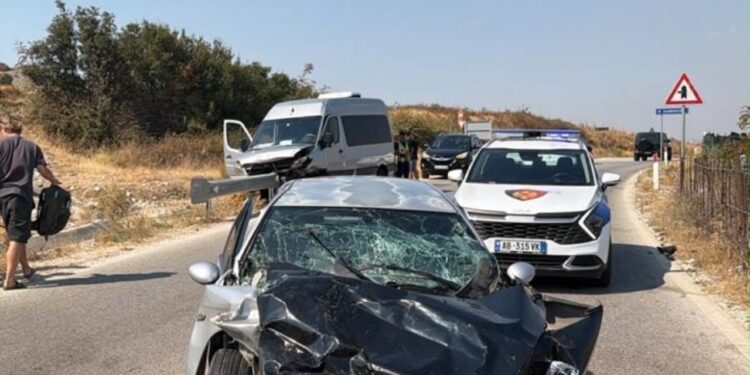 Aksident i rëndë/ Furgoni me pasagjerë përplaset me makinën, 6 të plagosur