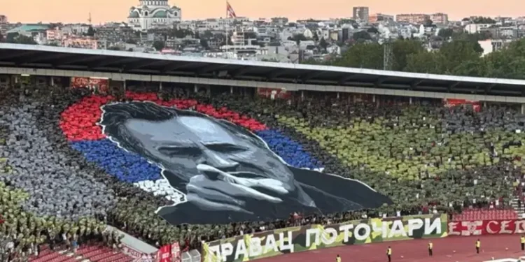 Skandal në Serbi/ Nderohet Ratko Mladic para Partizani Beogradit-Crvena Zvezda, mbahet një minutë heshtje