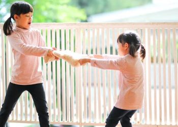 Pse japonezët nuk nxitojnë t’i ndajnë fëmijët kur zihen. Çfarë është metoda “mimamoru” – Balkanweb.com – News24