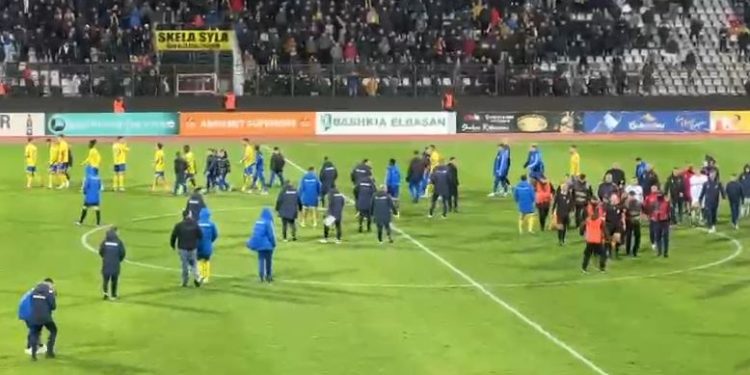 Incidenti i rëndë në Elbasani-Vllaznia/ “Bie çekani” i Disiplinës, pezullim i rëndë për Xhaferrin, dënohet edhe trajneri Martini – Balkanweb.com – News24