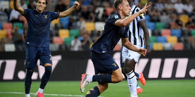 Serie A/ Lazio i falet Frattesi-t sërish, bardhekaltrit mundin Udinesen dhe rimarrin kreun. Ndaj Cagliarit rikthehet në fushë për Lecce-n Medon Berisha