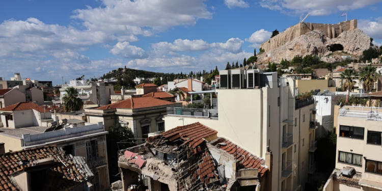 Vdekja e familjes shqiptare në Athinë, dyshohet se rrjedhja e gazit nisi nga apartamenti i një çifti të moshuarish