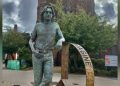 Statuja e John Lennon në Penny Lane del në ankand, pritet të shitet për 100 mijë paund – Balkanweb.com – News24