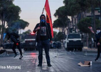 Paqja e papritur polici-protestues/ Çfarë u ra dakord dhe çfarë do të ndodhë nesër?