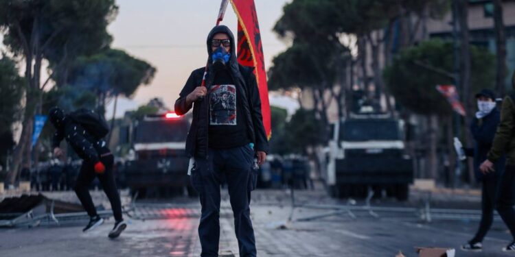 Paqja e papritur polici-protestues/ Çfarë u ra dakord dhe çfarë do të ndodhë nesër?