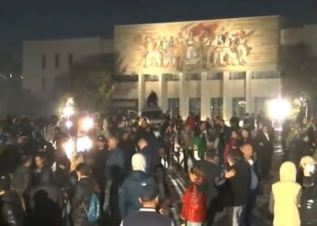 Protestuesit mblidhen të enjten para Parlamentit