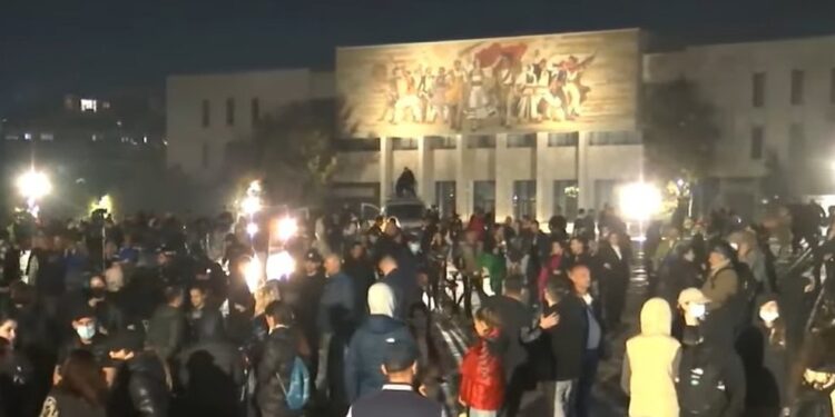 Protestuesit mblidhen të enjten para Parlamentit