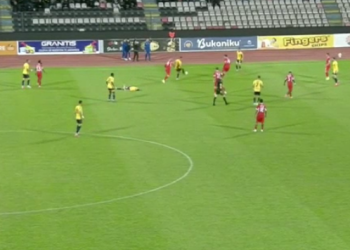 Frikë në Elbasani-Partizani, lojtari bie pa ndjenja në fushë (VIDEO)