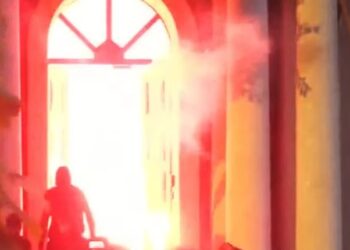 Protestuesit hapin derën e Kryesisë së Kuvendit dhe ndezin zjarr te hyrja e godinës