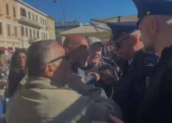 Protestë në Vlorë kundër muzeut hebraik, qytetarët duan të rrëzojnë rrethimin e kantierit