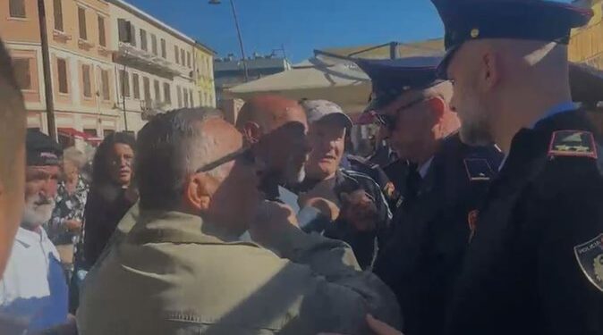 Protestë në Vlorë kundër muzeut hebraik, qytetarët duan të rrëzojnë rrethimin e kantierit