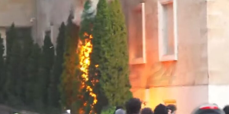 Protestuesit u vënë flakën pemëve pranë Kryeministrisë