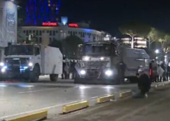 Përplasje pranë Kryeministrisë, policia përdor autobot dhe spraj me piper ndaj protestuesve
