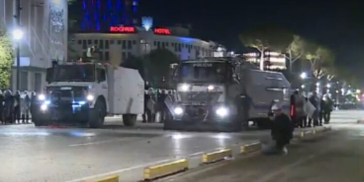 Përplasje pranë Kryeministrisë, policia përdor autobot dhe spraj me piper ndaj protestuesve