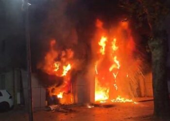 Protestuesit i vënë flakën godinës së Gjykatës së Lartë