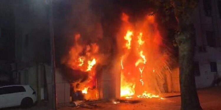 Protestuesit i vënë flakën godinës së Gjykatës së Lartë