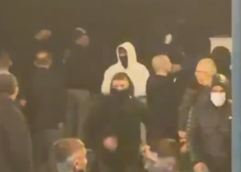 Policia e Shtetit: Protestuesit e maskuar u strehuan në selinë e PD pasi sulmuan efektivët me molotovë