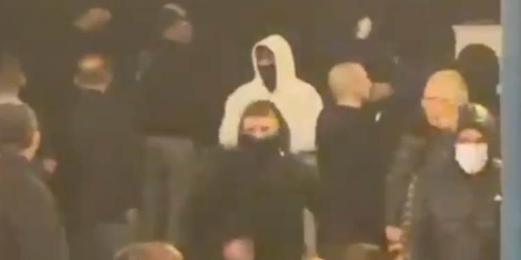 Policia e Shtetit: Protestuesit e maskuar u strehuan në selinë e PD pasi sulmuan efektivët me molotovë
