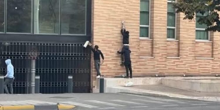 Protestuesit e maskuar sulmojnë edhe Bankën e Shqipërisë, thyejnë kamerat dhe kabinën