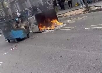 Protesta, u vihet flaka kazanëve te Ministria e Arsimit