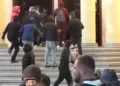 Protestuesit futen në Ministrinë e Ekonomisë, nxjerrin orenditë dhe i djegin