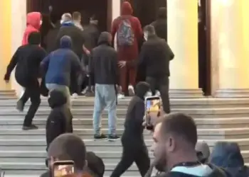Protestuesit futen në Ministrinë e Ekonomisë, nxjerrin orenditë dhe i djegin