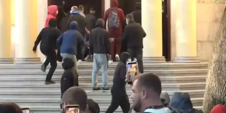 Protestuesit futen në Ministrinë e Ekonomisë, nxjerrin orenditë dhe i djegin