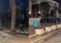 E pazakontë/ Qytetari bën vrapimin e mbrëmjes mes protestuesve dhe policëve
