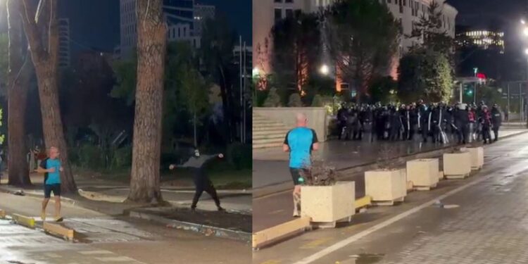 E pazakontë/ Qytetari bën vrapimin e mbrëmjes mes protestuesve dhe policëve