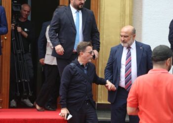Shkrihen 16 bashki/ Erion Braçe dhe Vullnet Sinaj votojnë kundër hartës së re territoriale