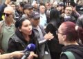 Përplasje në protestë/ Të rinjtë kërkojnë largimin e deputetëve të PD: Protesta është e popullit, jo e partive
